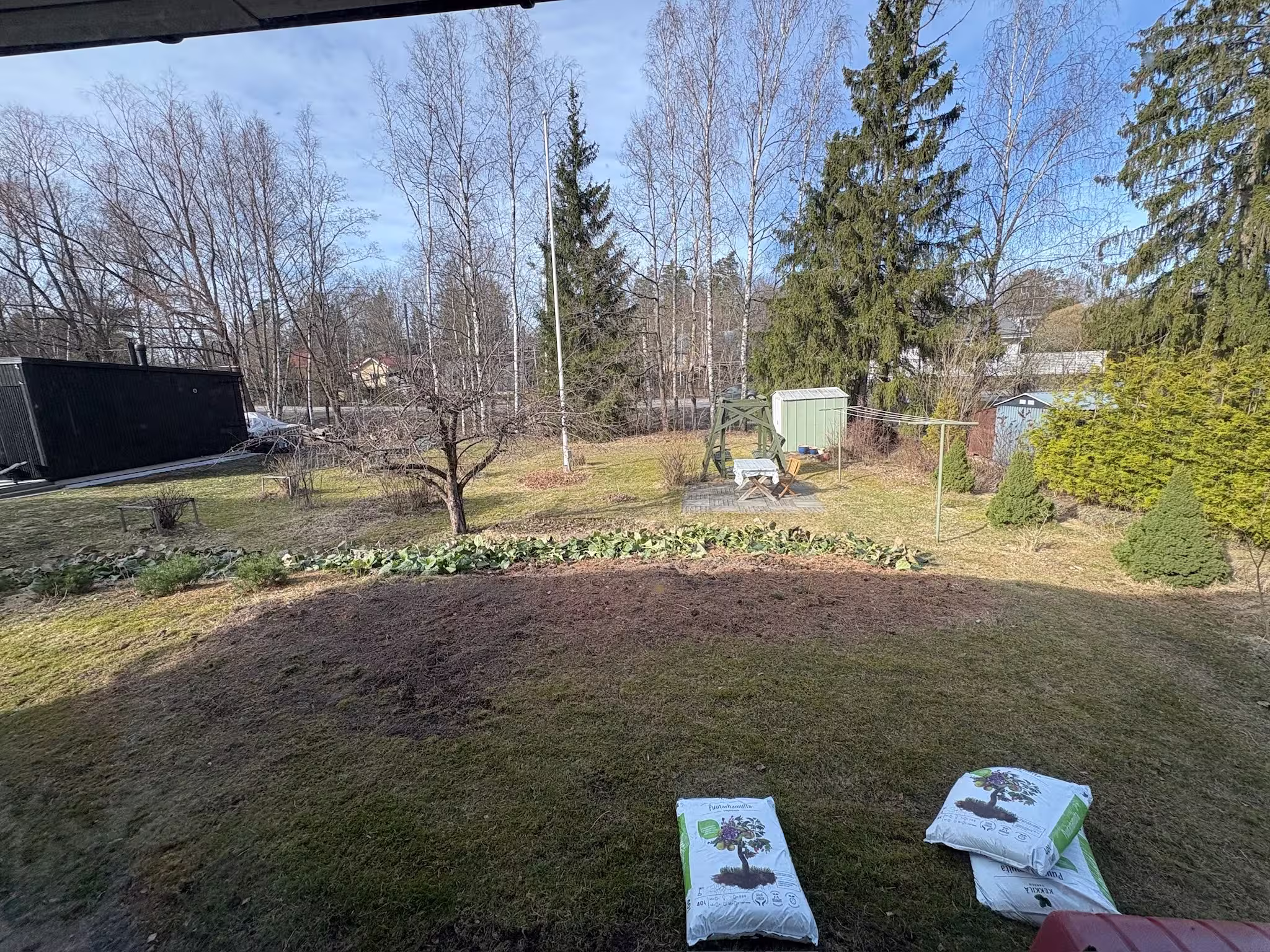 Jälkeen: Syyssiivottu piha