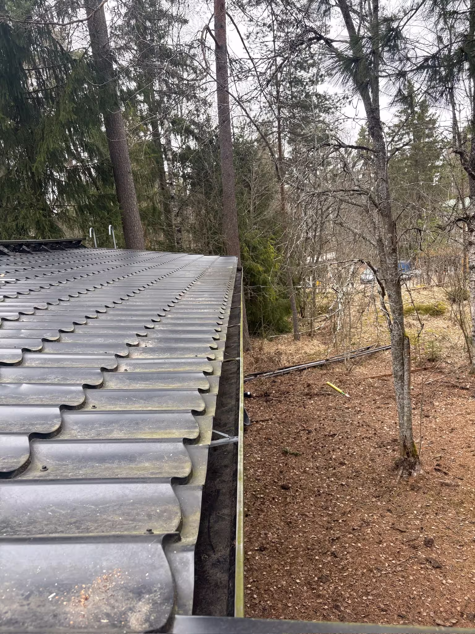 Jälkeen: Kattokourujen puhdistus