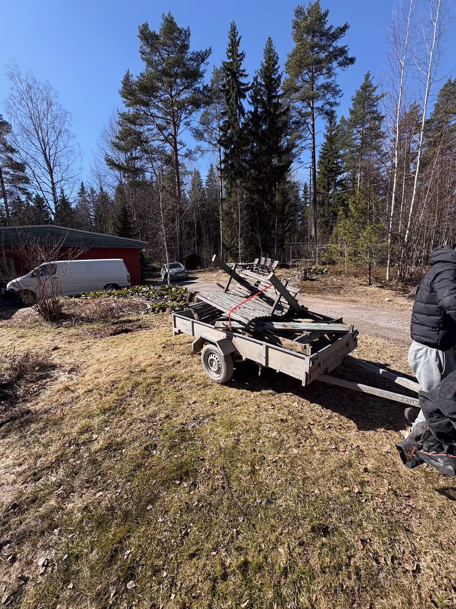 Jälkeen: Vanhan leikkitelineen purku