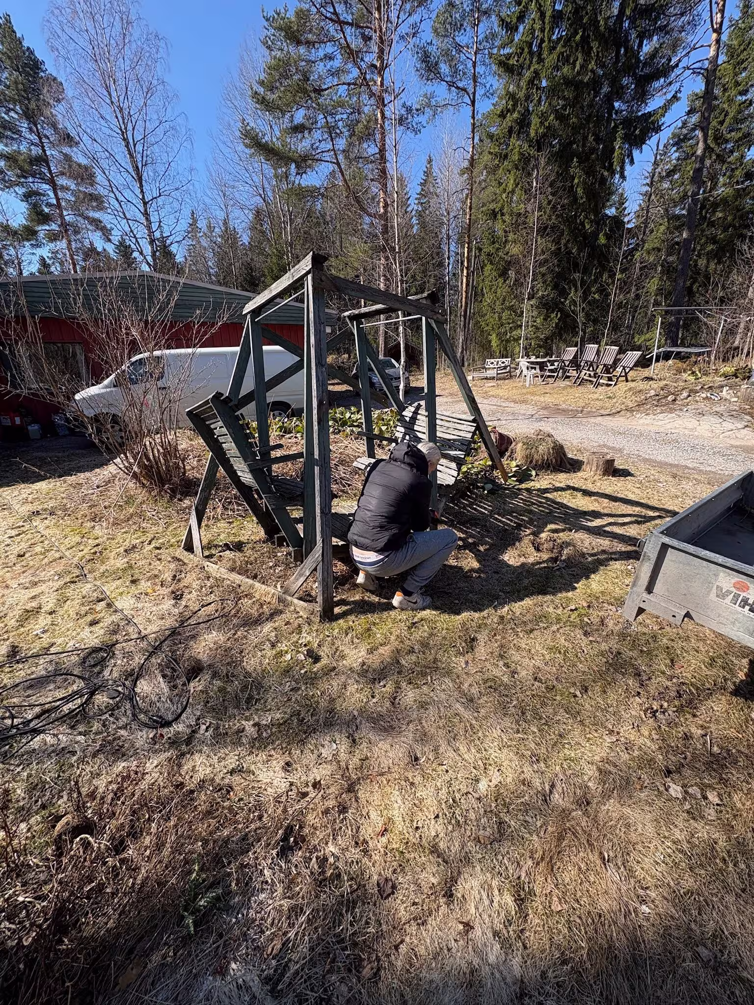 Ennen: Vanhan leikkitelineen purku