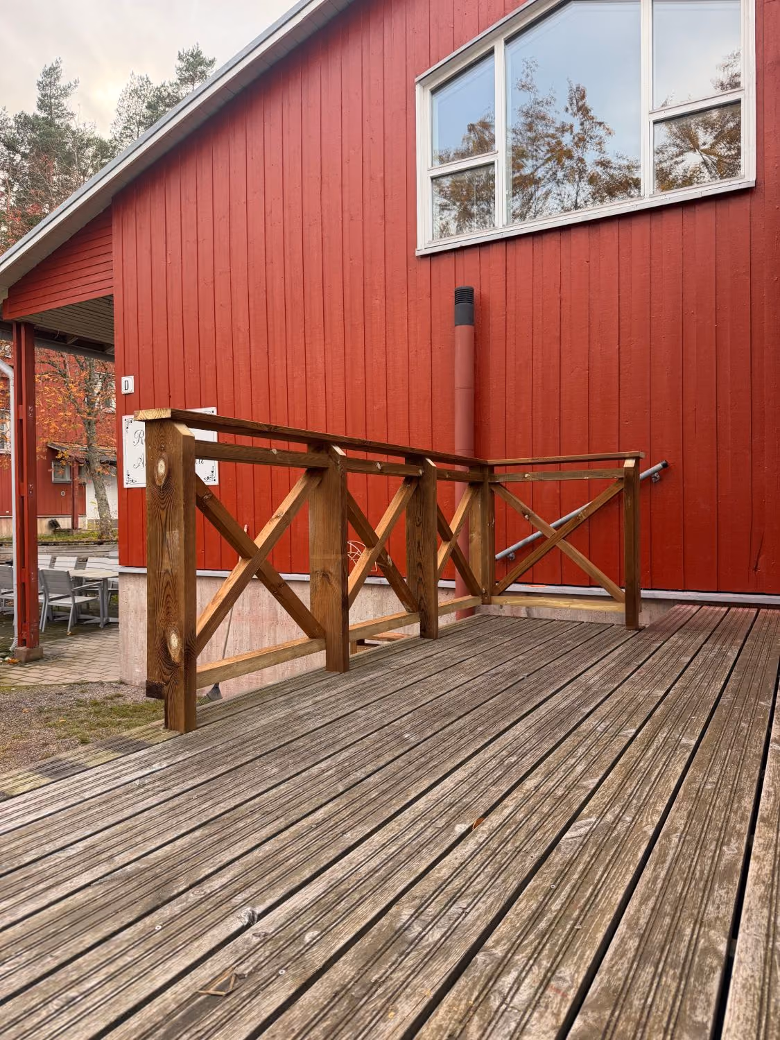 Efter: byte av räcke på lastbrygga, Esbo