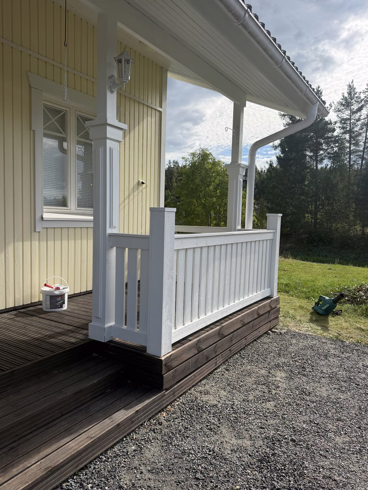 Jälkeen: Kuistin kaiteen rakentaminen ja maalaus