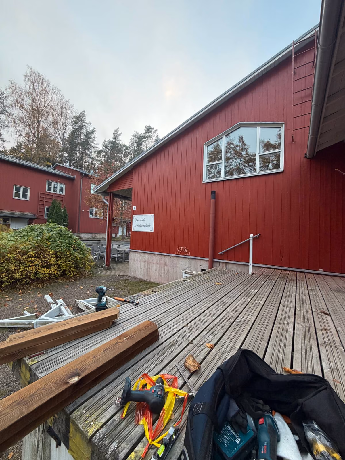 Ennen: Vanha kaide puretaan ja jätteet kerätään pois.
