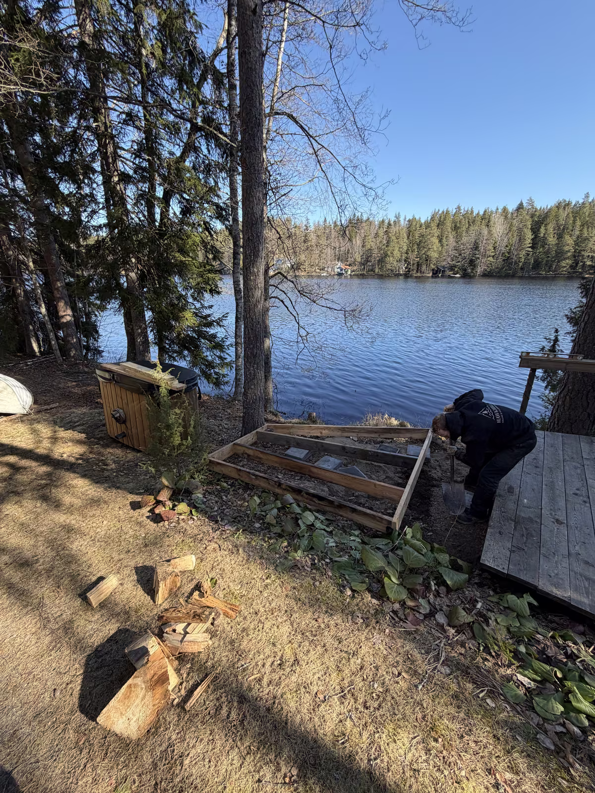 Ennen: Kylpytynnyrin terassin rakentaminen