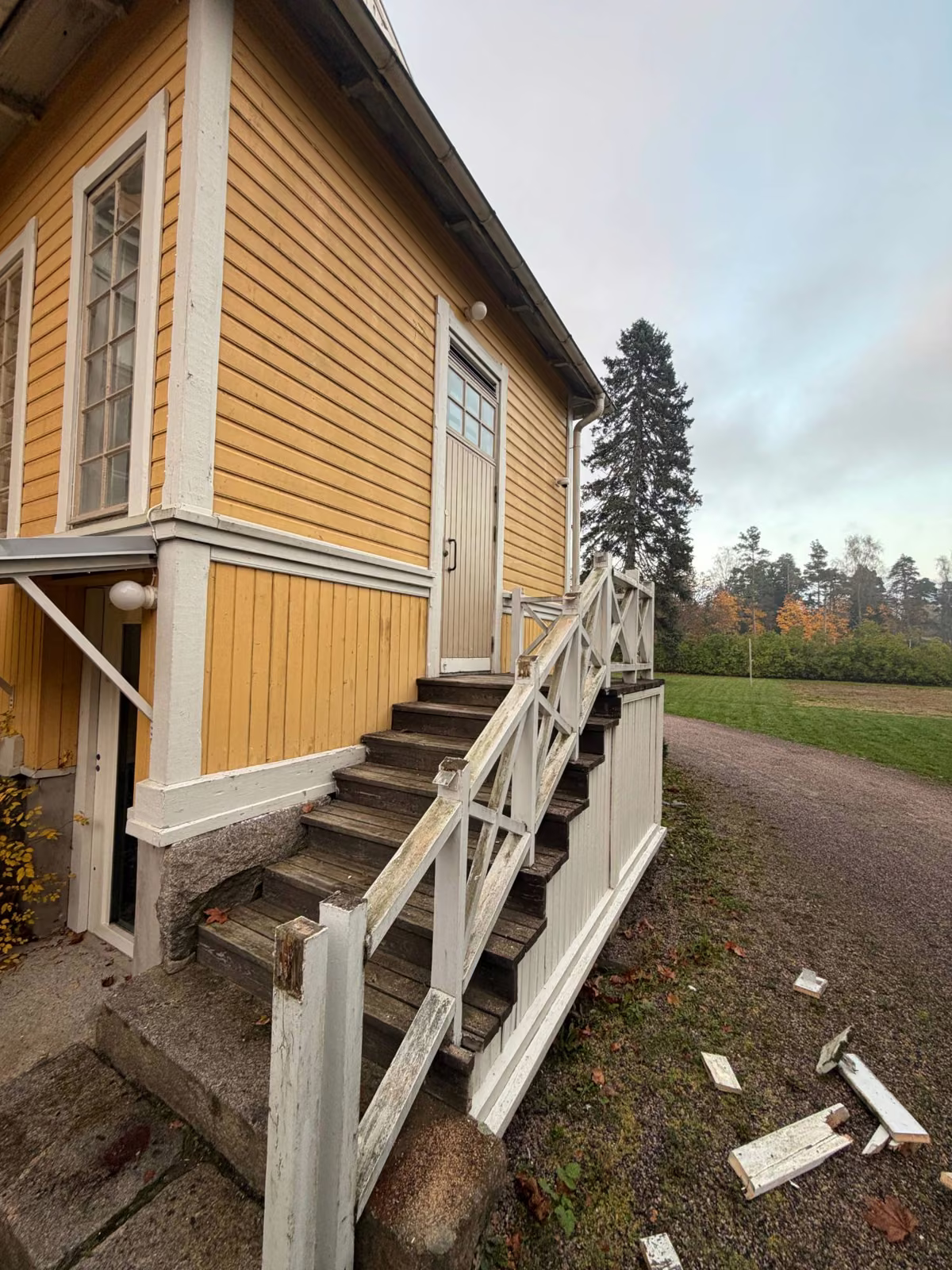 Ennen: Portaiden kaiteen korjaus, Espoo