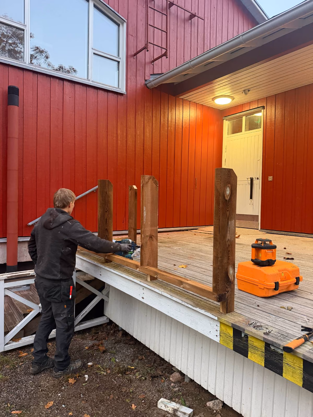 Vaihe 2 / 3: Uudet tolpat kiinnitetään runkoon ja suoristetaan laserilla.